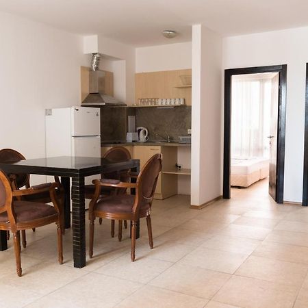 Vm Apartments Robinson Beach Pomorie Exterior photo