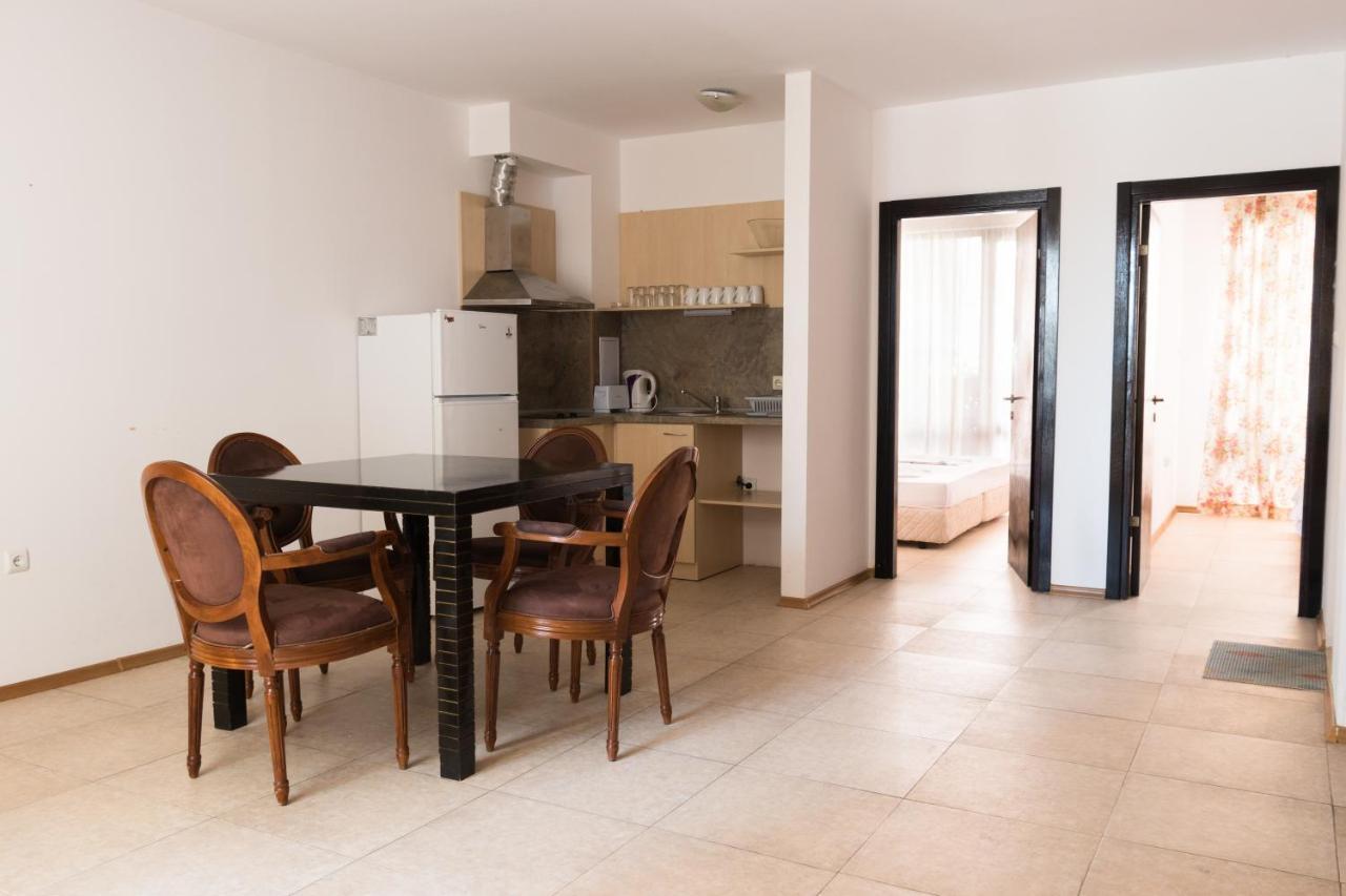 Vm Apartments Robinson Beach Pomorie Exterior photo